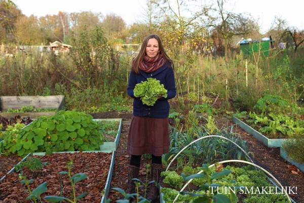 Vera Greutink in haar moestuin, tuinblog Groenjournalistiek