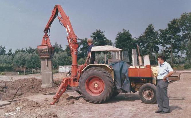 Th van den Barselaar met tractor