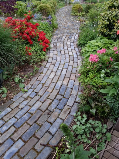 Tuinpad van scoria bricks