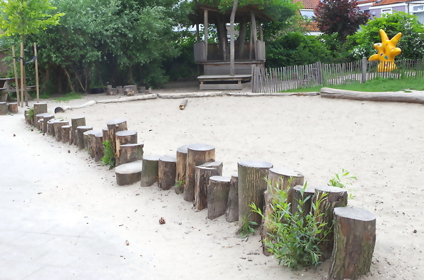 Een speelterrein bij een Montesorrischool in Delft. Hier bevonden zich ook kippen en een konijnenhok. Veel bloemen en planten in de tuin die insecten aantrekken. Hier zit het wel goed vermoed ik.